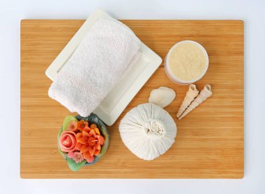 Havlu ve Salt Scrub, Spa konsept Bambu tahta karşı beyaz arka plan üzerinde topla sıkıştırma spa bitkisel