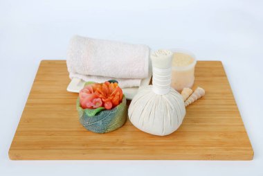Havlu ve Salt Scrub, Spa konsept Bambu tahta karşı beyaz arka plan üzerinde topla sıkıştırma spa bitkisel