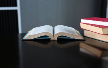 Açık kitap ve Kütüphane ahşap tablo ciltli kitaplar. Eğitim arka plan.