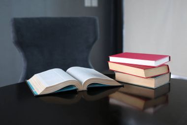 Açık kitap ve Kütüphane ahşap tablo ciltli kitaplar. Eğitim arka plan.