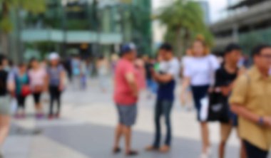 Soyut bulanık insanlar alışveriş merkezinde yürüyüş