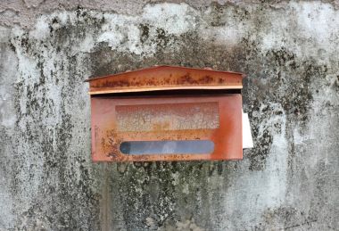 Vintage eski posta kutusu çimento duvar arka plan üzerinde