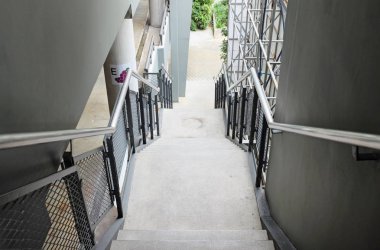 Bina açık merdivenler aşağıya