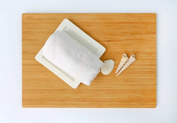 Спа-концепция, полотенца на бамбуковой доске на белом фоне — стоковое фото