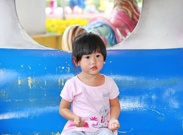 Joyeux adorable enfant fille souriant sur une voiture dans un carrousel — Photo