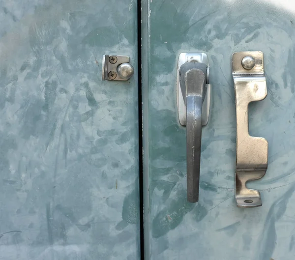 スチール キャビネットのドア ハンドル詳細 — ストック写真