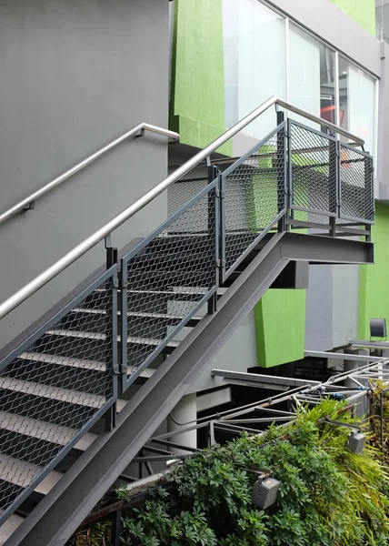 Edificio escaleras al aire libre —  Fotos de Stock