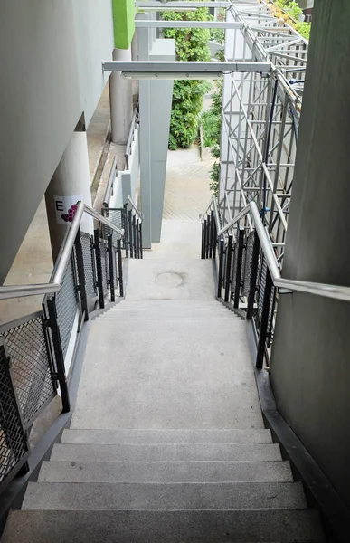 Edificio escaleras al aire libre bajar —  Fotos de Stock