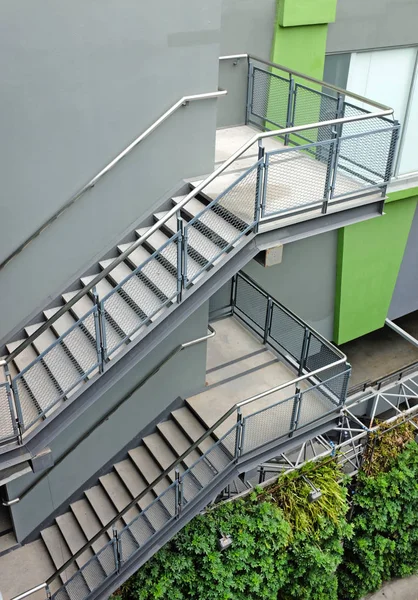 Edificio escaleras al aire libre —  Fotos de Stock