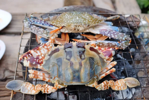 Frischer Rosskrabbengrill auf Holzkohleherd gegrillt — Stockfoto