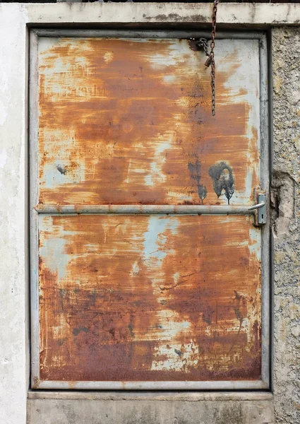 Zardzewiały drzwi i stary mur cementu — Zdjęcie stockowe