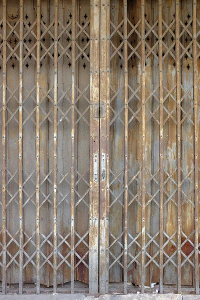 生锈的旧门。垃圾摇滚复古年份的钢门设计. — 图库照片