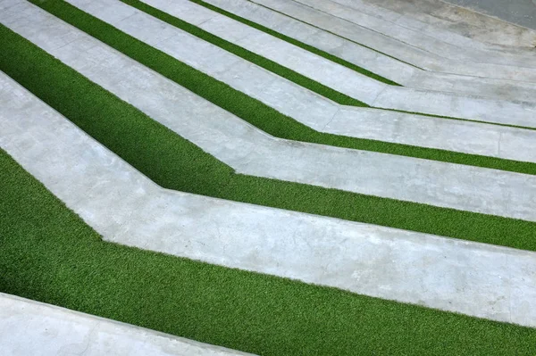 Escada de concreto moderno para baixo com grama verde — Fotografia de Stock