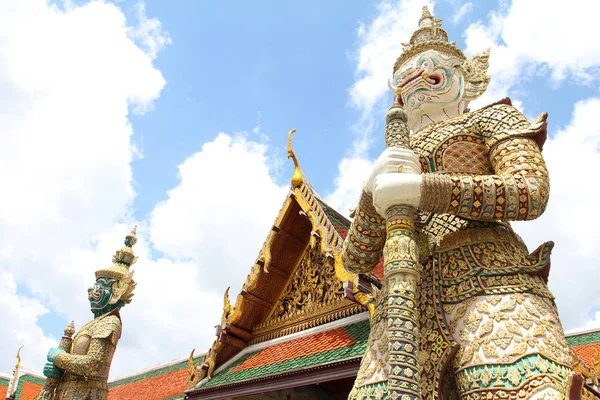 Guardian szobor a wat phra kaew. — Stock Fotó