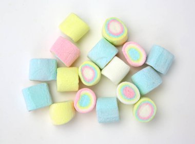 Beyaz arkaplanda izole edilmiş şekerlemeler