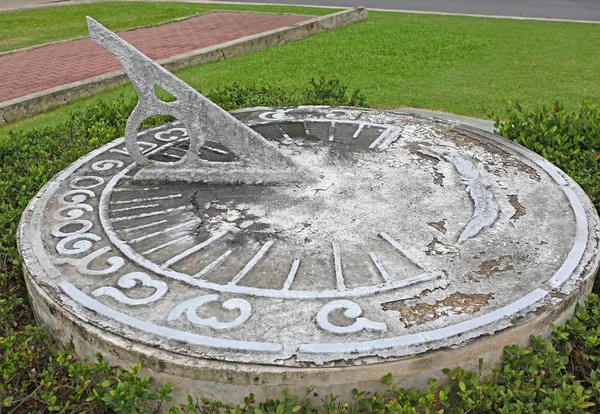Reloj de sol antiguo decoración de un jardín — Foto de Stock