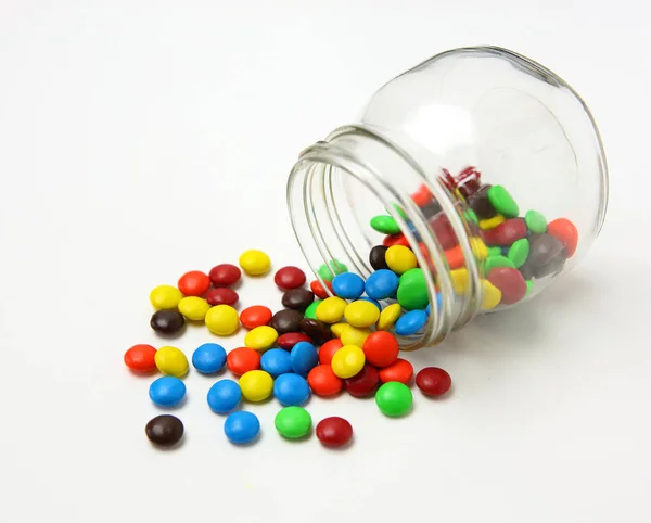 Coloridas inteligencias de chocolate recubiertas de azúcar sobre un fondo blanco — Foto de Stock