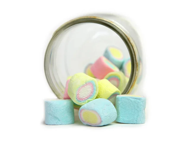 Marshmallows em belo vidro isolado no fundo branco — Fotografia de Stock
