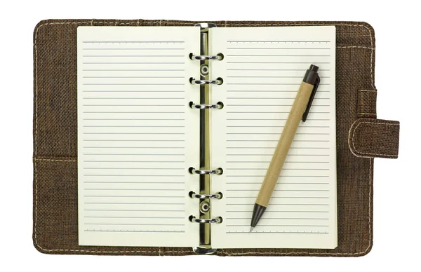 Página em branco do livro de notas com caneta isolada no fundo branco — Fotografia de Stock