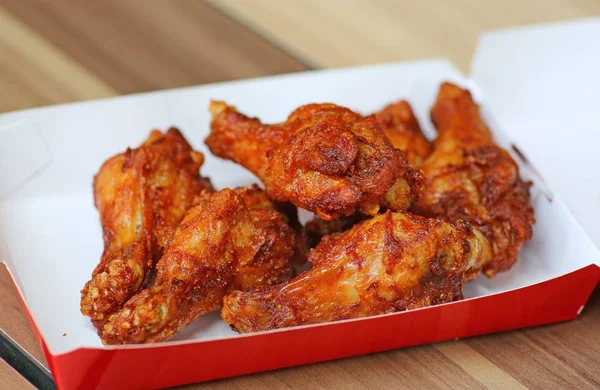 Varma och Spicey Buffalo Chicken Wings i kartong leverans rutan — Stockfoto