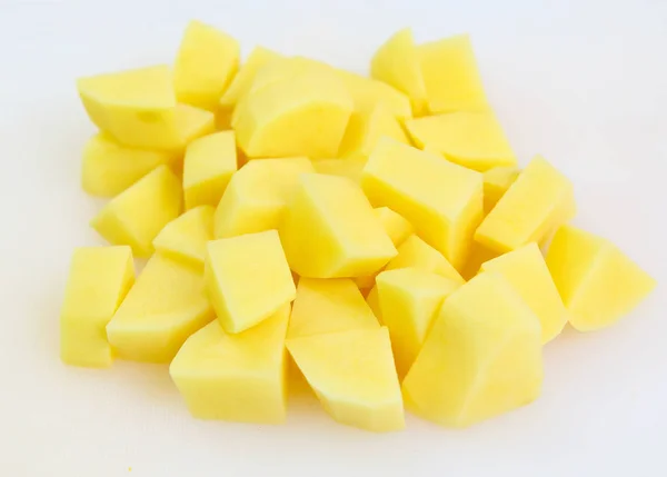 Batatas picadas e fatiadas em prato branco — Fotografia de Stock