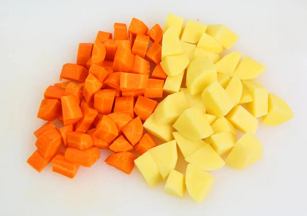 Cenoura e batatas picadas e fatiadas — Fotografia de Stock