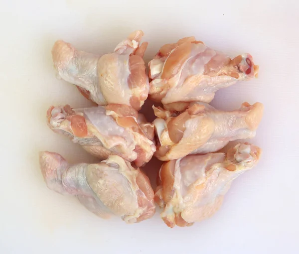 Ala média de frango cru em uma tábua — Fotografia de Stock