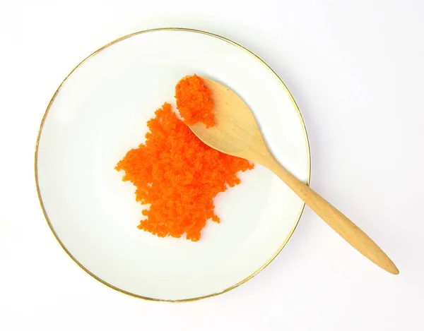 Laranja tobiko ou camarão Ovo em placa branca e colher de madeira — Fotografia de Stock