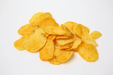 Beyaz arkaplanda patates cipsi