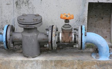 su ana boru beton duvara stopcock Vanalı.