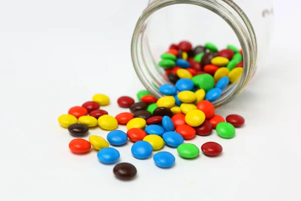 Coloridas inteligencias de chocolate recubiertas de azúcar sobre un fondo blanco — Foto de Stock