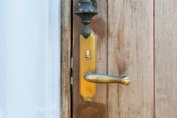 Una vieja puerta de madera con mango de metal —  Fotos de Stock