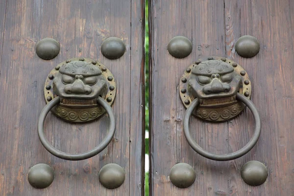 Porte antiche cinesi con battente leoni — Foto Stock