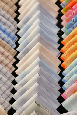 Çok çizgili birçok renkte mendil sıralamak