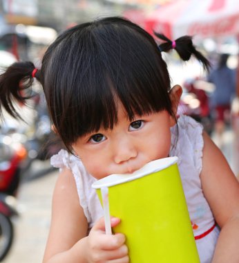 Çocuk içme suyu kağıt cam