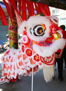 oryantal aslan kostüm gösteri Çin yeni yıl Festivalde dans.