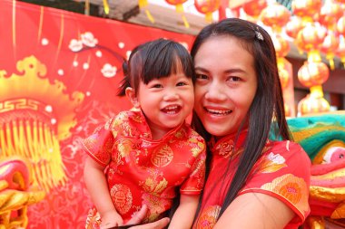 Asyalı kadın ve kızı geleneği içinde Çince elbise, Çin yeni yılı.