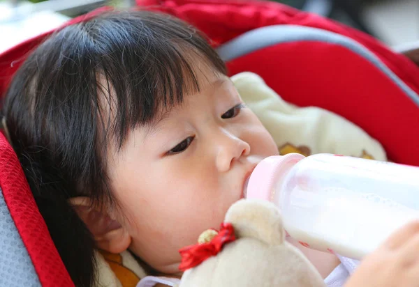 亚洲婴儿婴儿吃牛奶从瓶子里 — 图库照片