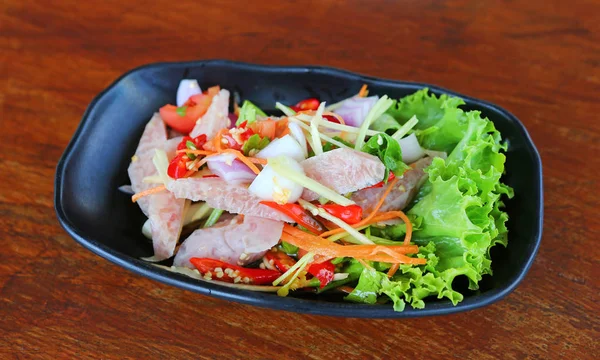 Tay domuz sosis salata siyah plaka üzerinde ahşap masa ekşi. — Stok fotoğraf