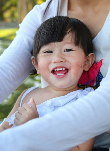 亚洲家庭、 母亲和她的孩子在公园里笑 — 图库照片