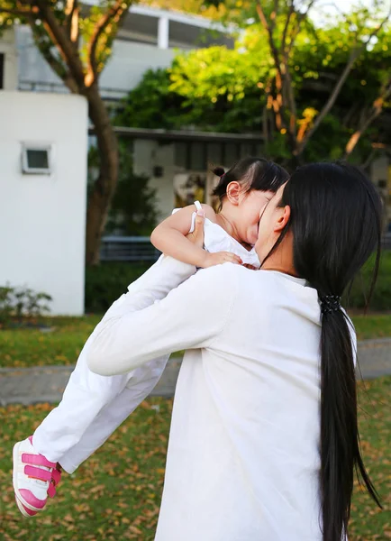 Dziewczynka azjatyckich w matka przytulić w parku — Zdjęcie stockowe