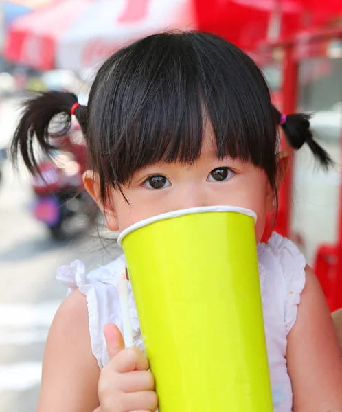 Детская питьевая вода из бумажного стекла — стоковое фото