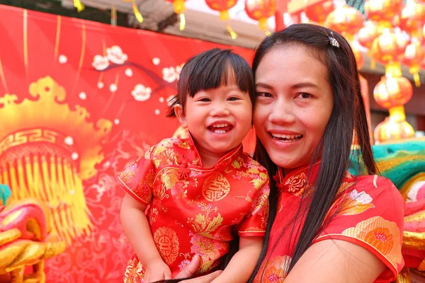 Aziatische vrouw en haar dochter In traditie Chinese jurk, Chinees Nieuwjaar. — Stockfoto