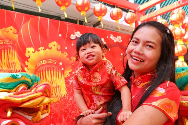 Aziatische vrouw en haar dochter In traditie Chinese jurk, Chinees Nieuwjaar. — Stockfoto