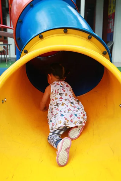 Menina criança jogando no controle deslizante — Fotografia de Stock
