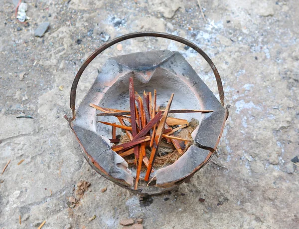 Poêle traditionnel en argile au charbon de bois prêt à brûler — Photo