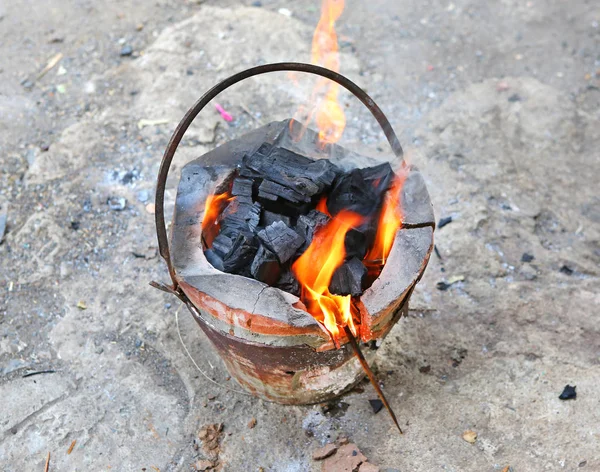 Geleneksel kömür sobası kil yanan — Stok fotoğraf