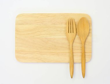 tahta kaşık ve çatal ahşap tahta karşı beyaz arka plan üzerinde