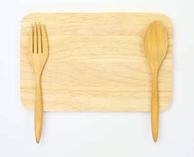 tahta kaşık ve çatal ahşap tahta karşı beyaz arka plan üzerinde