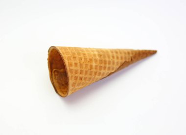 Beyaz arka plan üzerinde izole dondurma koniler